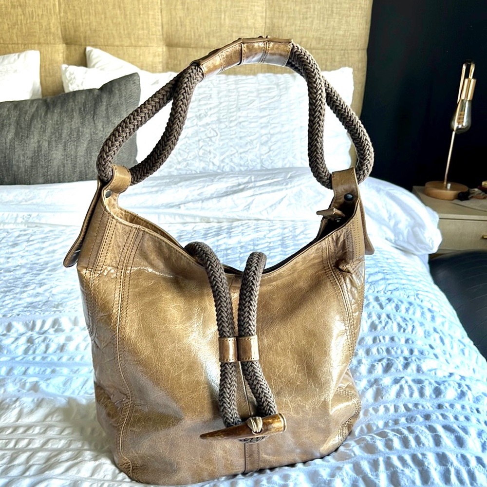 Revel- tote